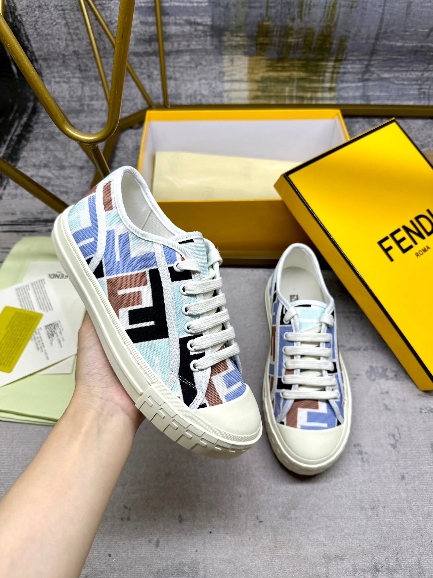 Couple style 💰460❤️Fendi Fendi's latest couple canvas shoes ❑ Fabric: Original customized imported jacquard canvas material ❑ Inner lining: Imported canvas material ❑ Sole: Original molded non-slip TPU outsole ❑ Bottom thickness: 2.5cm ❑ Size: Women's 35-40/Men's 39-45